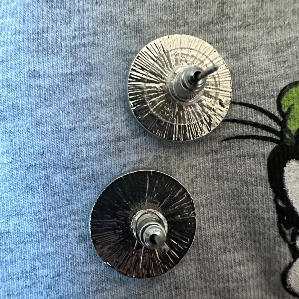 Retro M initial earrings in black and gold - Picture 2 of 2